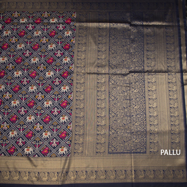 KSRTSR42535-2-Banaras-Navy-Blue-Ikkat-Pattern-Saree-03-pallu