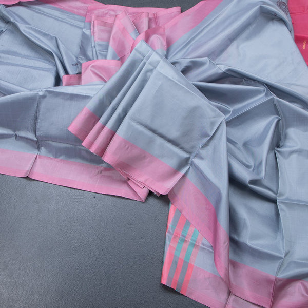 Vaazhai Naar Grey Saree With Thread Buttas And Contrast Pallu